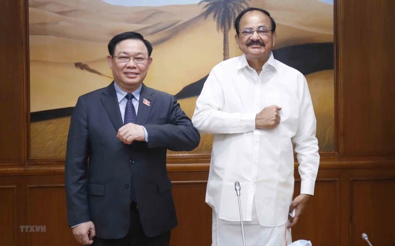 Chủ tịch Quốc hội Vương Đình Huệ gặp Phó Tổng Thống kiêm Chủ tịch Thượng viện Ấn Độ Venkaiah Naidu. (Ảnh: TTXVN)