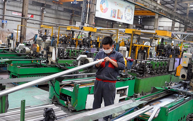 Dây chuyền sản xuất ống, hộp i-nốc tại Công ty cổ phần quốc tế Sơn Hà, Khu công nghiệp thị trấn Phùng, huyện Đan Phượng, Hà Nội. (Ảnh ĐĂNG DUY)