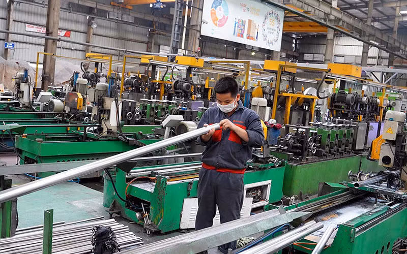 Dây chuyền sản xuất ống, hộp i-nốc tại Công ty cổ phần quốc tế Sơn Hà, Khu công nghiệp thị trấn Phùng, huyện Đan Phượng, Hà Nội. (Ảnh ĐĂNG DUY)