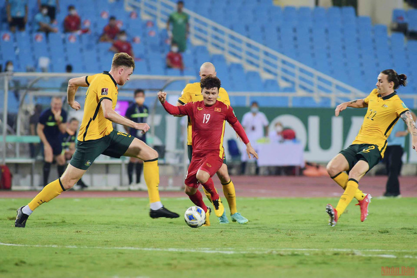 Quang Hải trong vòng vây của các cầu thủ Australia. (Ảnh: TRẦN HẢI)