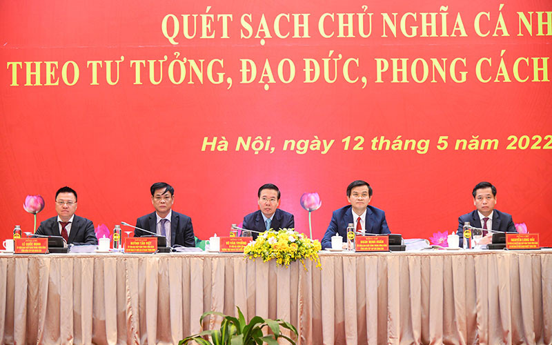 Các đồng chí chủ trì hội thảo. (Ảnh THÀNH ÐẠT) 