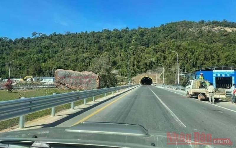 Tuyến cao tốc có 4 làn đường, nhiều cầu và có một hầm chui.