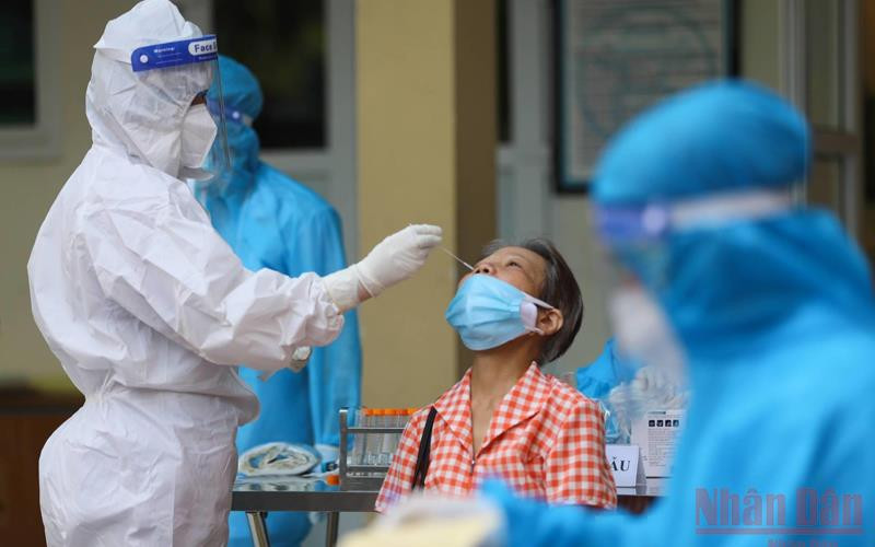 Xét nghiệm cho người dân tại quận Hai Bà Trưng (Ảnh: NDĐT)