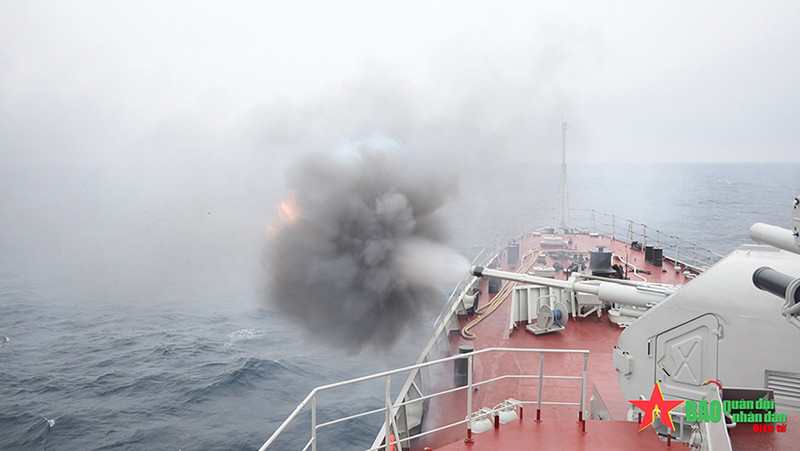 Pháo AK 176 trên Tàu 016-Quang Trung khai hỏa tiêu diệt mục tiêu trong bài thi. (Ảnh: Hải Âu/ báo Quân đội nhân dân)