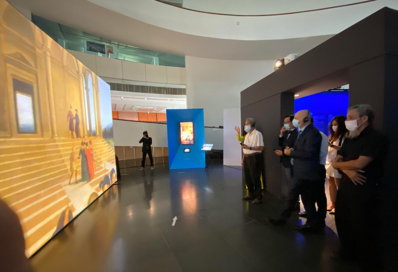 Khách tham quan trải nghiệm tác phẩm của danh họa Raffaelo bằng công nghệ.