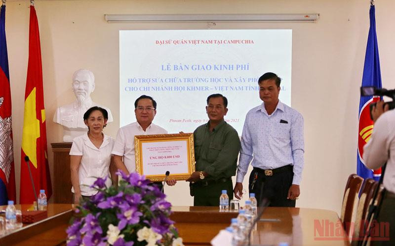 Đại diện Agribank tại Campuchia trao kinh phí hỗ trợ cho Chi nhánh Hội Khmer-Việt Nam tỉnh Kandal (Ảnh: Nguyễn Hiệp)