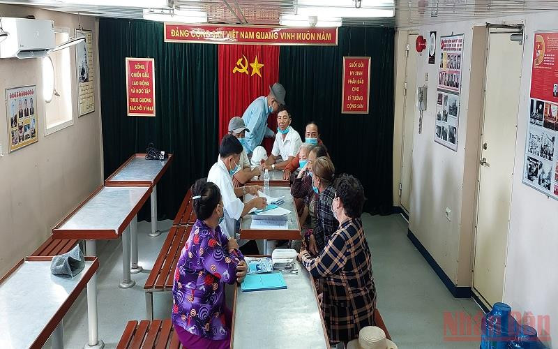 Các y, bác sĩ khám, cấp thuốc cho người dân trên tàu.