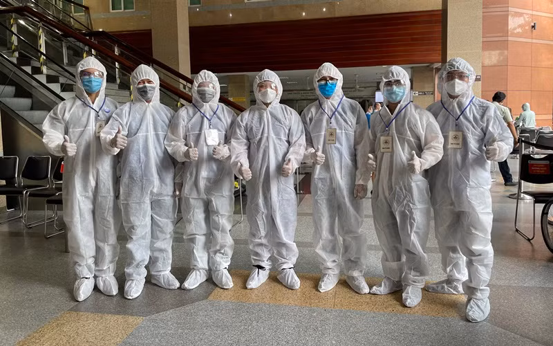 Tình nguyện viên Dương Rạch Sanh (giữa) cùng đồng đội trong buổi tình nguyện làm việc tại bệnh viện.