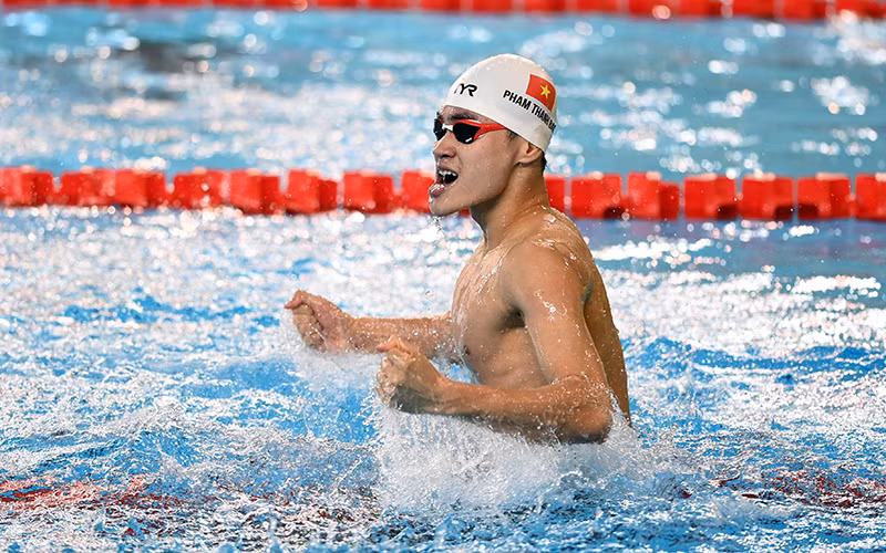 Vận động viên Phạm Thanh Bảo đoạt Huy chương Vàng và phá kỷ lục SEA Games ở nội dung 100 m bơi ếch với thành tích 1 phút 1 giây 17. (Ảnh TIẾN TUẤN)