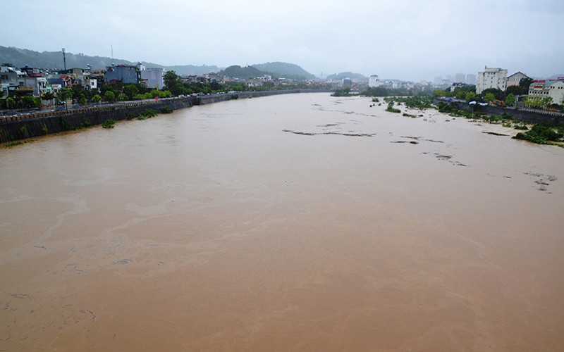 Lũ lớn trên thượng nguồn sông Hồng, đoạn chảy qua thành phố Lào Cai.