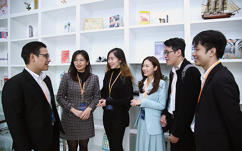 Các đại biểu trao đổi bên lề Diễn đàn Trí thức trẻ Việt Nam toàn cầu lần thứ IV-năm 2020.