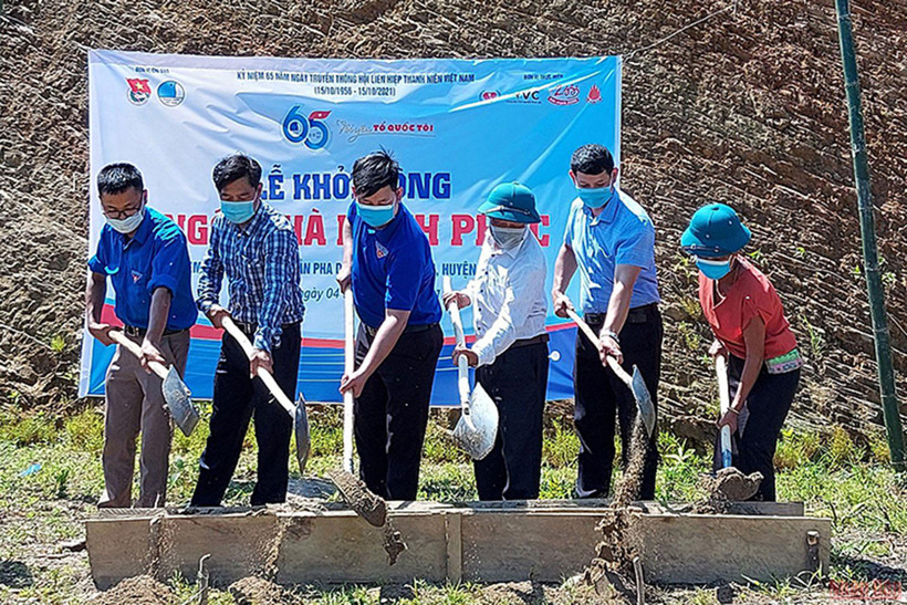 Khởi công “Ngôi nhà hạnh phúc” tặng gia đình hai chị em Quảng Thị Khôn và Quàng Thị Vân ở xã Mường Sại (huyện Sông Mã, tỉnh Sơn La).