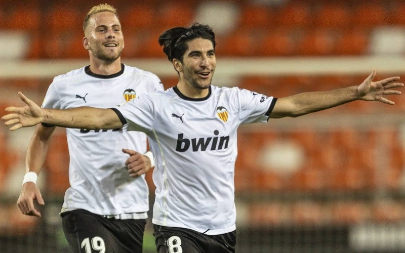 Carlos Soler trở thành người hùng của Valencia với cú “hat-trick” penalty vào lưới Real. (Ảnh: Valencia CF)