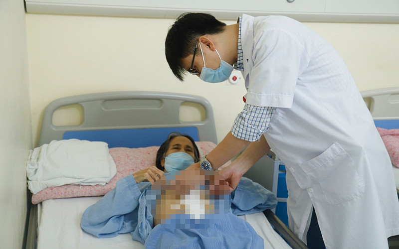 Bác sĩ thăm khám lại cho bệnh nhân sau phẫu thuật.