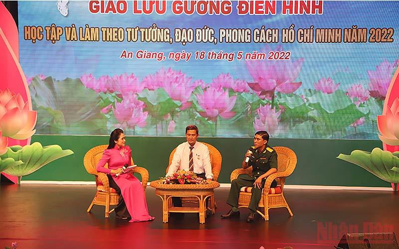 Giao lưu trực tiếp với 2 gương điển hình. 