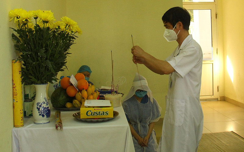 Bệnh viện đã lập một bàn thờ vọng để điều dưỡng viên Hà Thị Trinh có thể bái vọng mẹ.