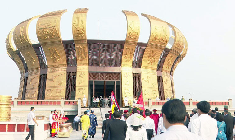 Lãnh đạo và nhân dân vào Đền thờ các Vua Hùng dâng hương tưởng nhở tổ tiên. 