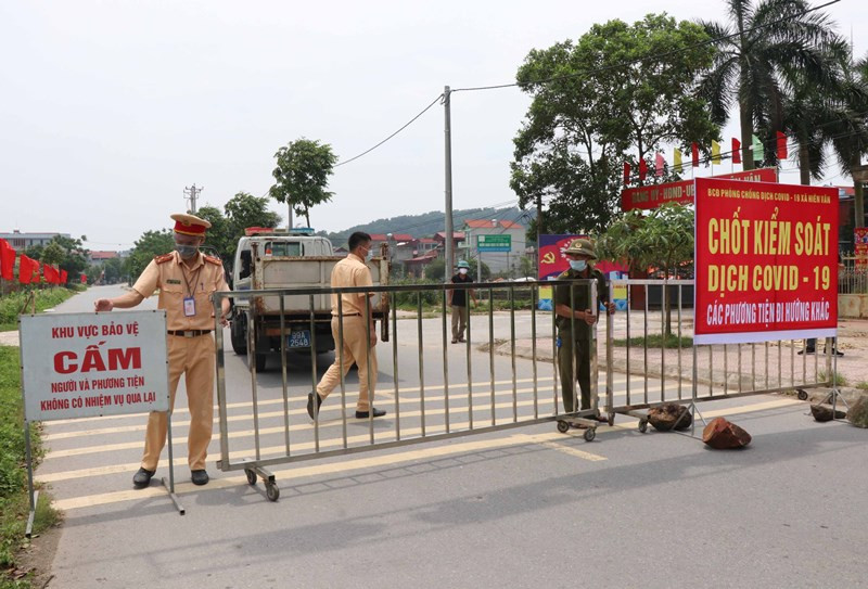 Đình chỉ công tác Chủ tịch xã ký giấy cho dân đi chợ trong vùng dịch