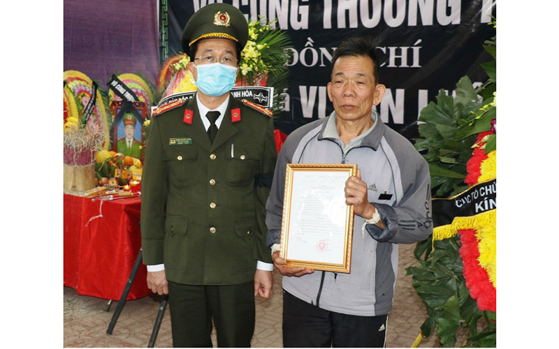Thừa ủy quyền của Bộ trưởng Công an, lãnh đạo Cục Tổ chức - Cán bộ trao tới gia đình Quyết định thăng cấp bậc hàm trước niên hạn cho đồng chí Vi Văn Luân.