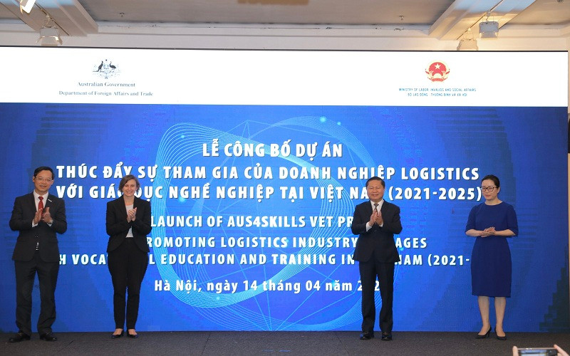 Ông Lê Tấn Dũng, Thứ trưởng LĐTBXH; bà Bridget Collier, Quyền Phó Đại sứ Australia tại Việt Nam; ông Trương Anh Dũng, Tổng cục trưởng Tổng cục GDNN; bà Trần Thị Lan Anh, Tổng Thư ký Liên đoàn Thương mại và Công nghiệp Việt Nam, công bố dự án.