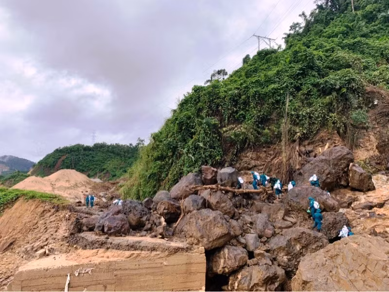  Lực lượng chức năng gùi lương thực vào tiếp tế cho người dân bị cô lập tại xã Phước Kim, huyện Phước Sơn, tỉnh Quảng Nam.