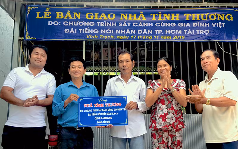 Lễ bàn giao nhà tình thương cho người nghèo ở xã Vĩnh Trạch (huyện Thoại Sơn, An Giang). 