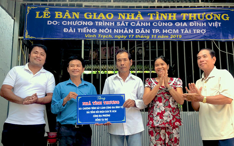 Lễ bàn giao nhà tình thương cho người nghèo ở xã Vĩnh Trạch (huyện Thoại Sơn, An Giang). 