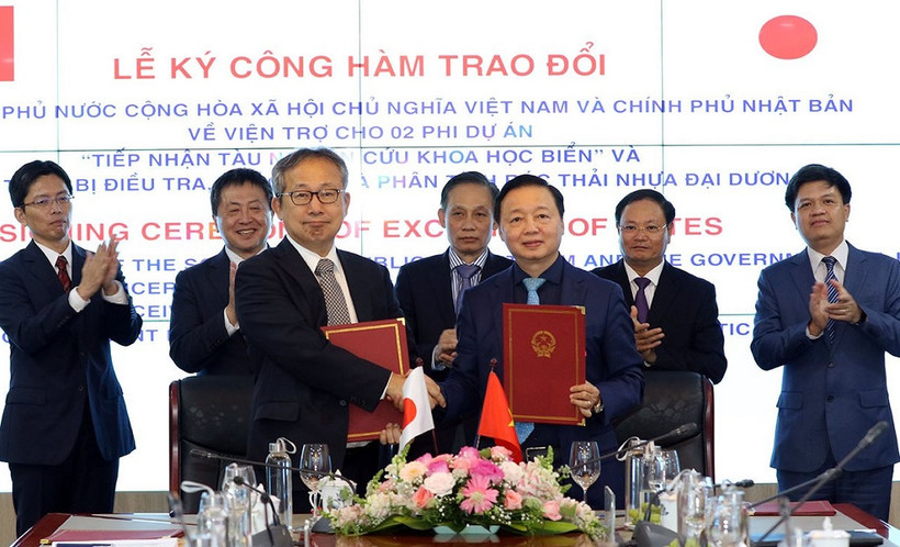 Bộ trưởng Trần Hồng Hà và Đại sứ Đặc mệnh toàn quyền Nhật Bản tại Việt Nam Yamada Takio tại Lễ ký Công hàm trao đổi hai phi dự án “Tiếp nhận tàu nghiên cứu khoa học biển” và “Thiết bị điều tra, khảo sát và phân tích rác thải nhựa đại dương” do Chính phủ Nhật Bản viện trợ không hoàn lại cho Việt Nam.