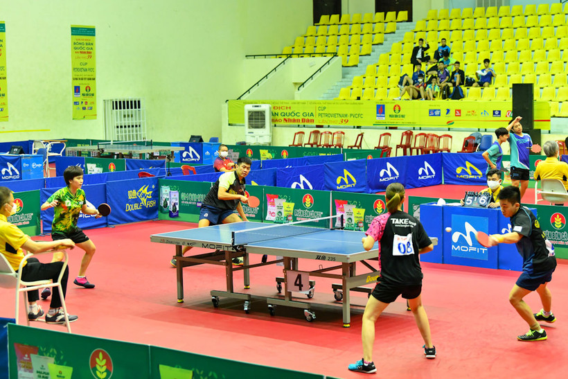 Trận bán kết đôi nam nữ giữa Đình Đức, Nguyễn Thị Nga gặp Hồng Khánh, Diệu Khánh.