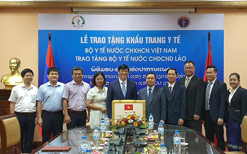 Bộ Y tế Việt Nam tặng Bộ Y tế Lào 200 nghìn khẩu trang y tế