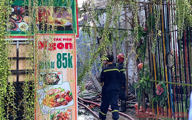 Lực lượng PCCC và cứu hộ cứu nạn Quận 12 có mặt kịp thời dập tắt đám cháy.