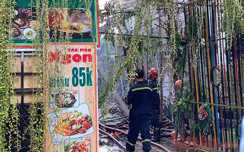 Lực lượng PCCC và cứu hộ cứu nạn Quận 12 có mặt kịp thời dập tắt đám cháy.