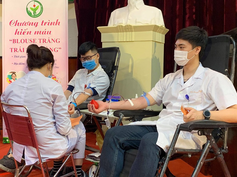 Các cán bộ y tế Bệnh viện Hữu nghị Việt Đức hiến máu nhóm máu O sáng 4-2.