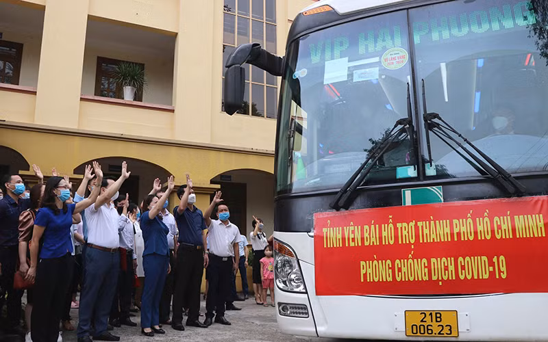Lãnh đạo tỉnh Yên Bái và ngành Y tế chia tay các thành viên Đoàn công tác lên đường hỗ trợ TP Hồ Chí Minh. Ảnh: Việt Dũng - TTXVN