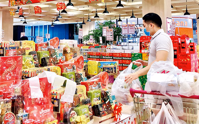 Các giỏ quà Tết được bày bán tại siêu thị Aeon Long Biên.