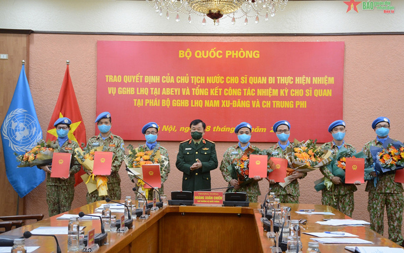 Thượng tướng Hoàng Xuân Chiến trao Quyết định của Chủ tịch nước và tặng hoa các sĩ quan làm nhiệm vụ Gìn giữ hòa bình tại Liên hợp quốc tại Phái bộ UNISFA.