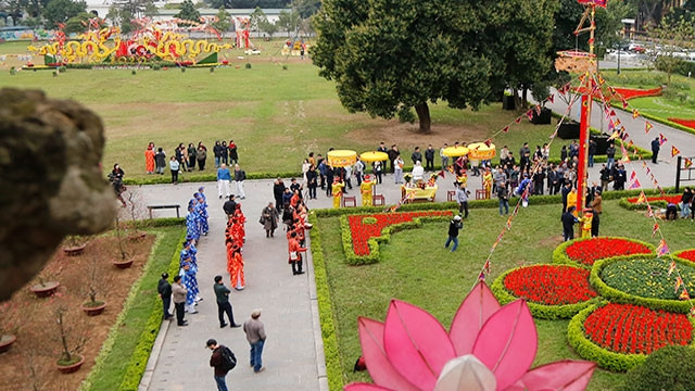 Cây nêu được dựng trước Đoan Môn.