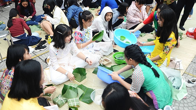 Cùng nhau gói bánh. Ảnh: HẢI NỮ