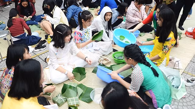 Cùng nhau gói bánh. Ảnh: HẢI NỮ