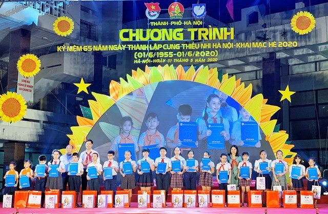 Ban tổ chức trao học bổng tặng thiếu nhi vượt khó học tốt. 