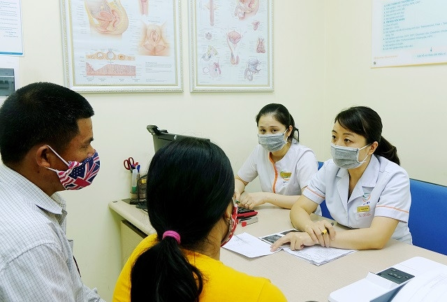 BS Lê Thị Thu Hiền đang tư vấn cho các cặp vợ chồng hiếm muộn.
