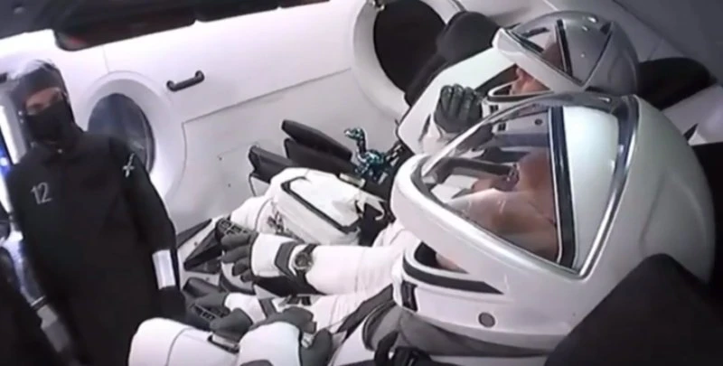 Hai phi hành gia NASA trên tàu vũ trụ Crew Dragon. Ảnh: NASA.