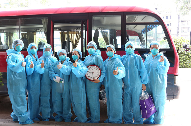 Nhân viên y tế Bệnh viện Chợ Rẫy trước giờ lên đường. (Ảnh Bệnh viện cung cấp)