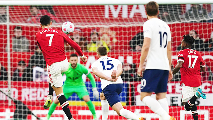 Cú sút xa tuyệt đẹp của Ronaldo vào lưới Tottenham giúp anh thành chân sút vĩ đại nhất lịch sử bóng đá thế giới.