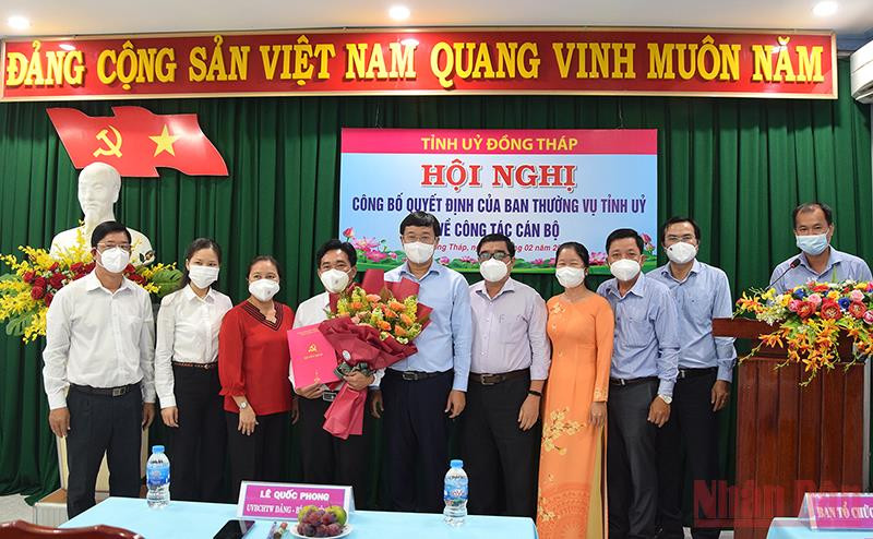 Bí thư Tỉnh ủy Đồng Tháp Lê Quốc Phong trao quyết định điều động, bổ nhiệm đồng chí Nguyễn Minh Phú.