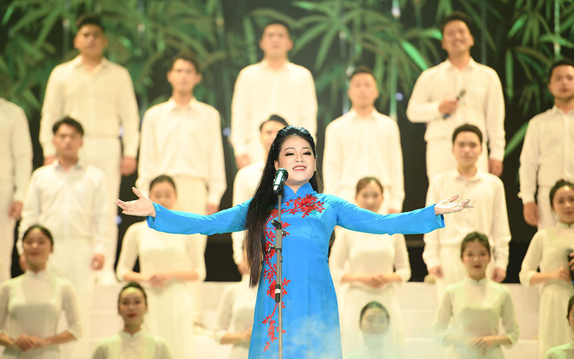 Ca sĩ Anh Thơ trong liveshow của mình. (Ảnh: Ca sĩ cung cấp)