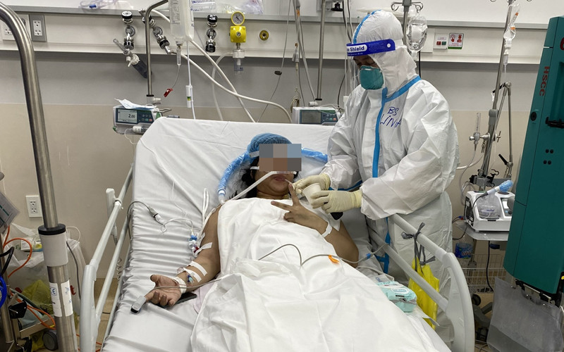 Hội chẩn can thiệp ECMO đã cứu sống hai mẹ con bệnh nhân nhiễm Covid-19. (Ảnh: BV cung cấp)