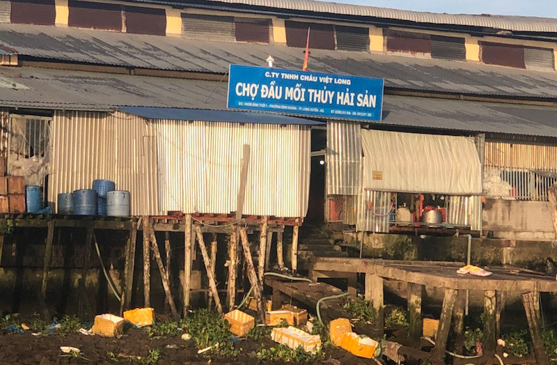 Rác thải dưới bến Chợ đầu mối thủy hải sản.