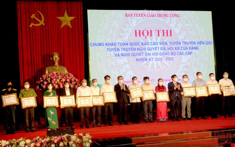 Ban tổ chức tặng bằng khen các đơn vị tham gia hội thi. (Ảnh: PHONG NGUYÊN)