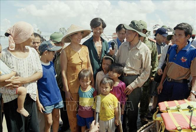 Tổng Bí thư Lê Khả Phiêu thăm đồng bào ấp Hưng Điền B, huyện Tân Hồng, Long An trong chuyến thị sát và kiểm tra khắc phục hậu quả lũ lụt tại các tỉnh đồng bằng sông Cửu Long từ ngày 27 đến 29-9-2000. Ảnh: TTXVN.